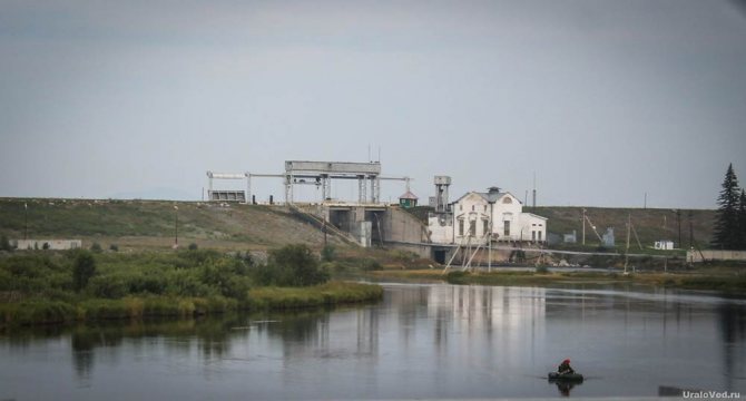 Плотина Аргазинского водохранилища на реке Миасс